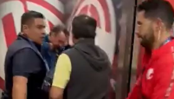 Video: Emilio Azcárraga fue EMPAPADO a su llegada al Nemesio Diez por la afición del Toluca