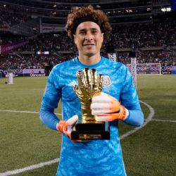 Guillermo Ochoa recibe RECONOCIMIENTO de LEYENDA en La Liga de España