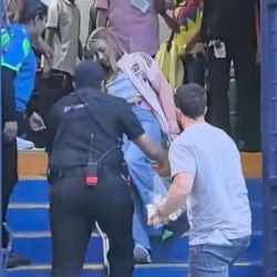 Sarah Luebbert estuvo cerca de LESIONARSE OTRA VEZ a las afueras del Estadio Ciudad de los Deportes