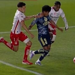 VIDEO: ¡Ni siquiera fueron al VAR! Necaxa le ROBA al Club América por FALTA a Isaías Violante