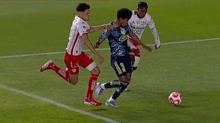 VIDEO: ¡Ni siquiera fueron al VAR! Necaxa le ROBA al Club América por FALTA a Isaías Violante