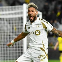 ¡Le levantaron falsos! Denis Bouanga RESPONDE a los rumores de haber pedido 7 millones al América