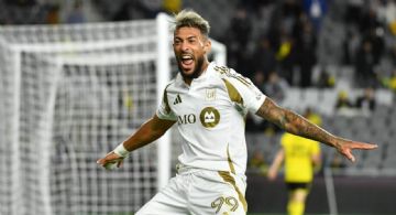 ¡Le levantaron falsos! Denis Bouanga RESPONDE a los rumores de haber pedido 7 millones al América