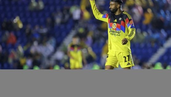 Rodrigo Aguirre FURIOSO con compañero del Club América por DESCALABRARLO