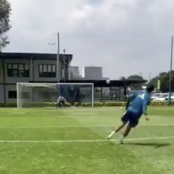 Video: el golazo de Ramón Juárez en el entrenamiento que hizo a Saint-Maximin decir “oh la la”