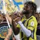 Video: así está esperando la afición a Allan Saint-Maximin, el aeropuerto es azulcrema
