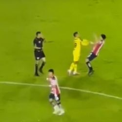 Video: Erick Sánchez le ROMPIÓ la camiseta a Erick Gutiérrez y se SALVÓ de la tarjeta roja