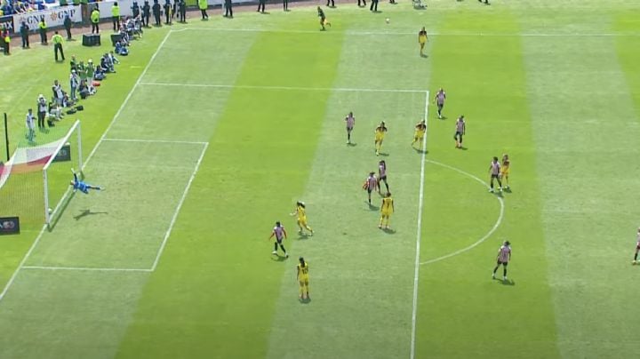 Le ROBAN gol al América Femenil en el Clásico Nacional vs Chivas