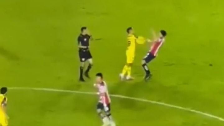 Video: Erick Sánchez le ROMPIÓ la camiseta a Erick Gutiérrez y se SALVÓ de la tarjeta roja