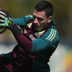 ¡Dividió a la afición! El gesto de Luis Ángel Malagón con el jersey de un aficionado de Chivas