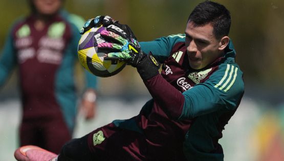 ¡Dividió a la afición! El gesto de Luis Ángel Malagón con el jersey de un aficionado de Chivas